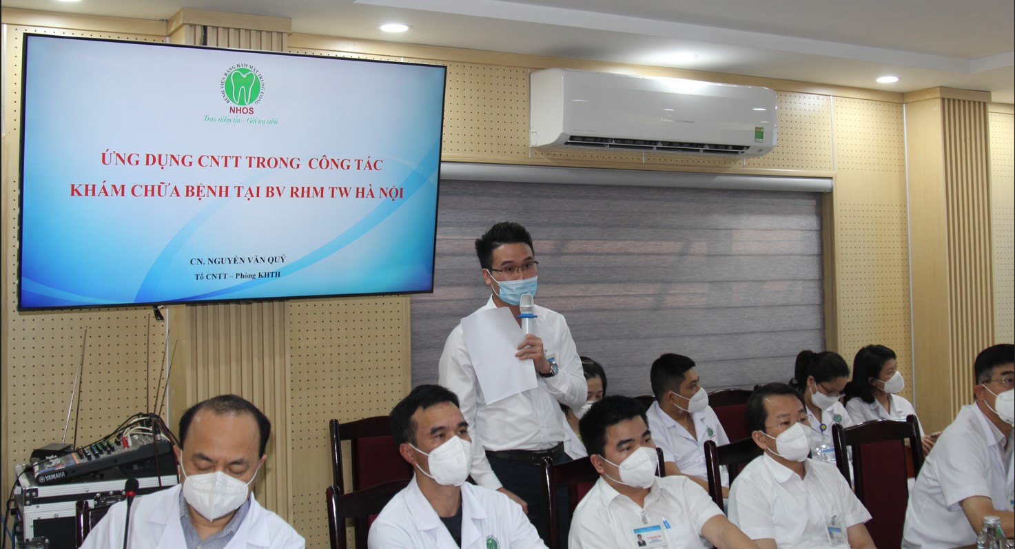 CN Nguyễn Văn Quí Phòng KHTH trình bày và chia sẻ việc triển khai thực hiện BA ĐT và ứng dụng CNTT vào hoạt động khám chữa bệnh